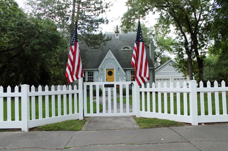 gate with flags